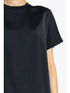 camiseta con cuello decorativo